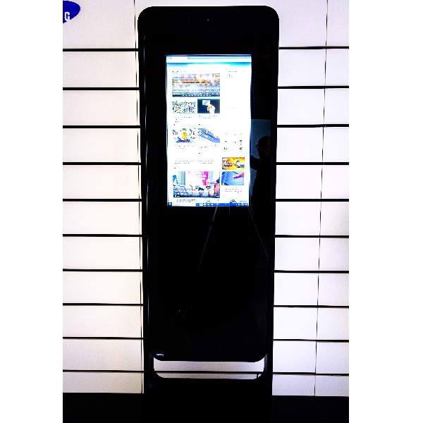 Info touchscreen portrait kiosk 32" Zwart